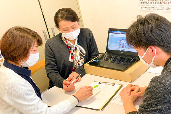 株式会社YKA スタッフ社内ミーティング